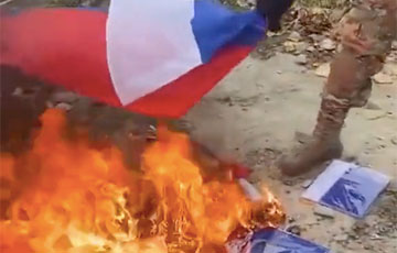 Видеофакт: Украинский воин развел костер из российских флагов в освобожденном городе