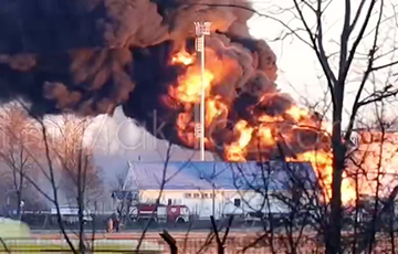 Авиабаза в Курске все еще горит после атаки беспилотников