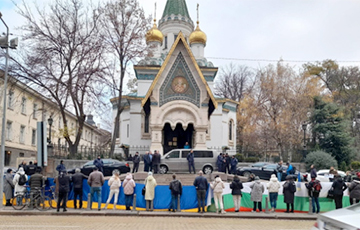 Протестующие заблокировали храм в Болгарии, куда приехала российский посол