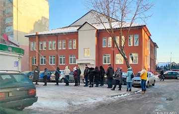 Жители Слуцка стоят по часу в очередях на улице в пунктах выдачи Wildberries