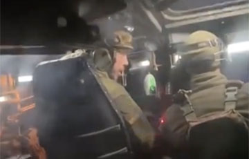Экипаж украинской бронемашины ведет бой с оккупантами: видео из кабины