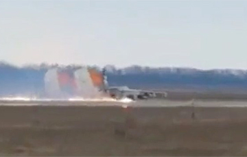 Сноп іскраў і полымя: аварыйная пасадка расейскага штурмавіка Су-25 патрапіла на відэа