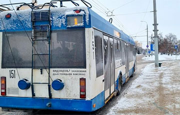 Брест сковало льдом
