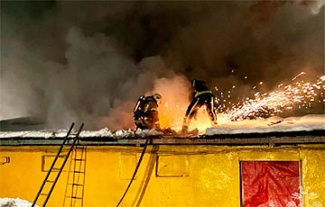 В российском Мурманске произошел масштабный пожар на базе поставок спецодежды