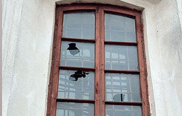 Вандалы разбили стекла в одной из крупнейших католических святынь Беларуси