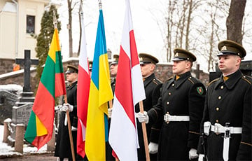 На ўрачыстай цырымоніі ў гонар 160-годдзя паўстання Каліноўскага быў і бел-чырвона-белы сцяг