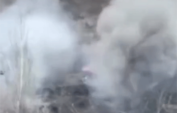 Видеофакт: Экипаж российского «Тюльпана» разлетается в стороны после точного удара ВСУ