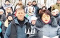 «Запирают в свинарниках»: родственники мобилизованных устроили бунт в РФ