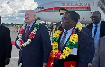 Лукашенко в Зимбабве надели на шею венок из искусственных цветов
