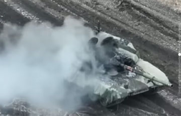 ВСУ эффектно уничтожили российский танк в поле с подсолнечниками