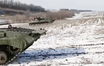 Видеофакт: Пехотинцы ВСУ разворачиваются в боевой порядок для атаки на позиции врага
