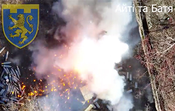 Видеофакт: ВСУ с помощью дрона устроили мощный фейерверк на позициях армии РФ