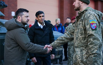 Зеленский и Сунак встретились с танкистами ВСУ, которые учатся на Challenger