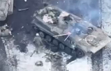 Водитель российской БМП раздавил тела раненых оккупантов вблизи Угледара