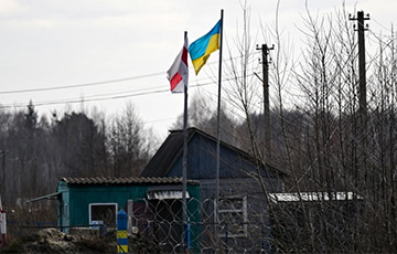 Бело-красно-белый флаг развевается на границе Украины и Беларуси