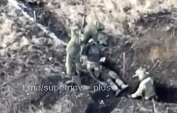 Видеофакт: Три оккупанта перед смертью пытаются из автомата сбить украинский дрон