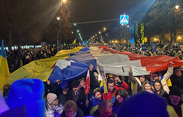 Многотысячный митинг в Варшаве: белорусы поддержали Украину