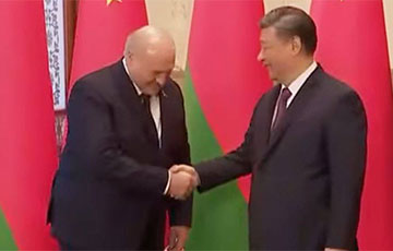 Эксперт: Лукашенко виновато «вылизывал» Си Цзиньпина с ног до головы