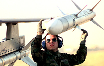 Politico: США изучают интеграцию передовых западных ракет с украинскими истребителями