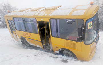Под Островцом спасатели вытягивали из снежного заноса школьный автобус