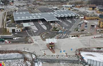 Poland Places Anti-Tank Hedgehogs, Concrete Blocks At Border Crossing With Belarus