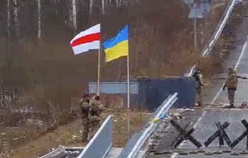Украинские пограничники установили на границе с Беларусью еще один бело-красно-белый флаг