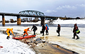 В Полоцке спасатели сняли с льдины 22 рыбака