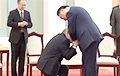 В Сети высмеяли подобострастный поклон Путина в ноги Си Цзиньпину
