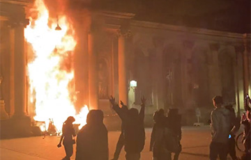Во французском Бордо во время протестов подожгли мэрию