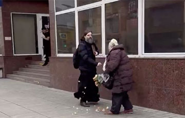 В Москве священник РПЦ ногой ударил пенсионерку, мешавшую ему просить деньги