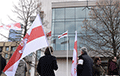 У здания Сейма Литвы подняли бело-красно-белый флаг