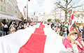 Тысячы беларусаў прайшлі маршам па вуліцах Варшавы