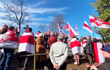 На открытие памятника автору бело-красно-белого флага прилетели потомки евреев, которых он спас от нацистов