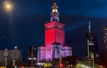 Одно из самых высоких зданий Варшавы стало бело-красно-белым