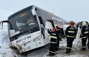 Автобус Минск-Вильнюс столкнулся со снегоуборочной техникой и съехал в кювет
