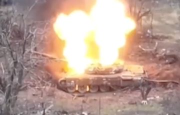 Украинские бойцы уничтожили русский танк, бросив гранату прямо в открытый люк