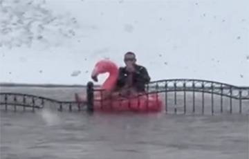 Минчанин поплавал по подтопленному Витебску на розовом фламинго и стал популярным