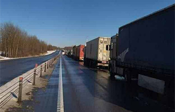 На границе Беларуси и России собираются многокилометровые очереди из фур