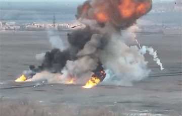 Башня российского танка взлетела высоко вверх после детонации боекомплекта