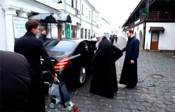 Видеофакт: Скандальный митрополит Павел сбежал из Лавры на «Мерседесе»