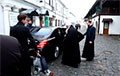 Видеофакт: Скандальный митрополит Павел сбежал из Лавры на «Мерседесе»