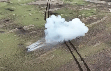 Ukrainian Tank Tears Up Trench With 10 Russians With Direct Hit