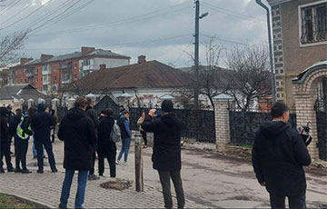 Возле храма в Хмельницком, где пророссийские попы напали на бойца ВСУ, собираются люди