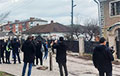 Каля царквы ў Хмяльніцкім, дзе прарасейскія папы напалі на байца УСУ, збіраюцца людзі