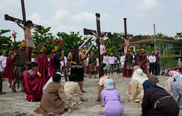 Распятый накануне Пасхи  филиппинец помолился об окончании российского вторжения в Украину