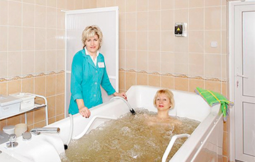 «Каждый день устраивают танцы, на которые ходят и старички»