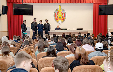 В Гомеле для школьников провели показательный арест их сверстника