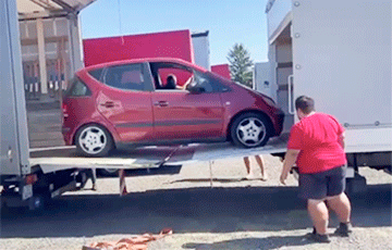 Водители показали необычный способ разгрузки автовоза