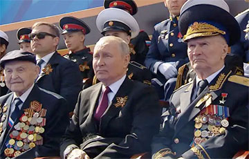 В окружении ряженых «ветеранов»