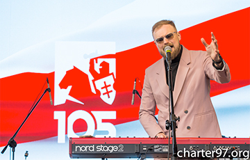 Известный музыкант Петр Клюев исполняет песню на стихи Павла Белоуса